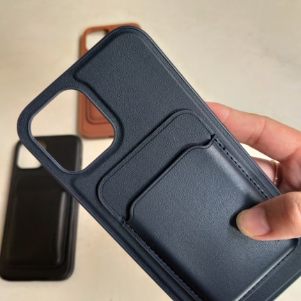 Ốp Lưng Da iPhone 12 Pro Max Magsafe Wallet 2 in 1 Chính Hãng Mutural chất liệu da mặt trong phủ lớp nhung mịn, bên ngoài có khay đựng thẻ